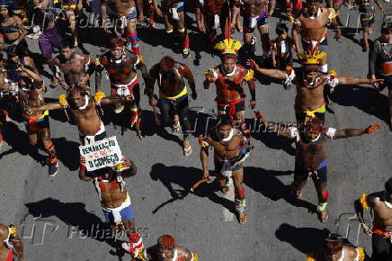 Indgenas de vrias etnias participam de marcha em Braslia