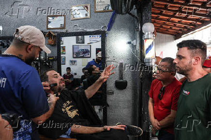 Boulos corta o cabelo em barbearia na Cidade Ademar