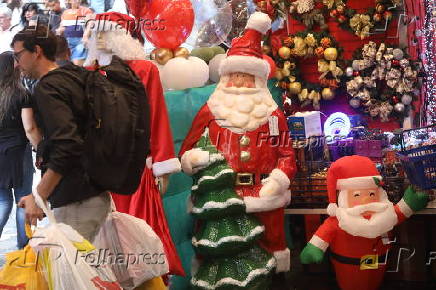 Movimentao de consumidores fazendo compras para o Natal