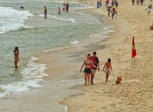 Primeiro dia de vero com com poucos banhistas na praia de Copacabana