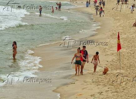 Primeiro dia de vero com com poucos banhistas na praia de Copacabana