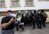 Police officers standing guard outside a court after transporting former Honduran Joint Chief of Staff Gen. Romeo Vasquez