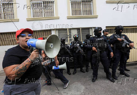 Police officers standing guard outside a court after transporting former Honduran Joint Chief of Staff Gen. Romeo Vasquez