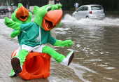 Mascotes do Palmeiras brincam com cone durante enchente