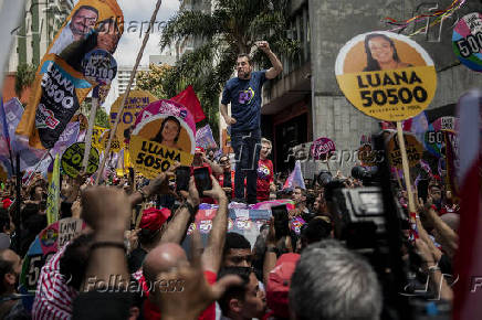 Guilherme Boulos sobe em carro durante campanha em So Paulo