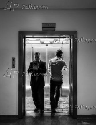 Homens no elevador