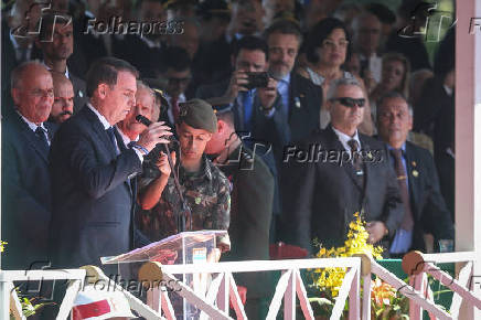 O presidente Jair Bolsonaro (PSL) participa de comemorao ao Dia do Exrcito