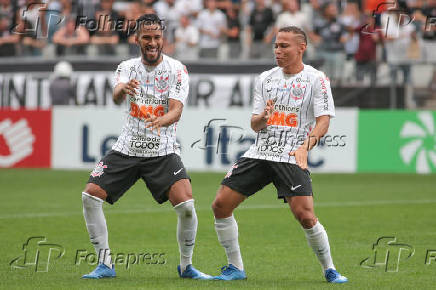 Everaldo, jogador do Corinthians, comemora seu gol ao lado de Janderson