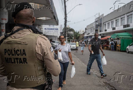 Policial Militar em Alto das Pombas, um bairro popular localizado na regio central 