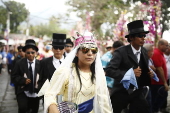 Salvadoreos celebran el festival de Flores y Palmas
