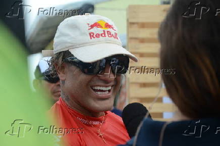 O surfista itlo ferreira ,vence estreia de campeonato em natal .