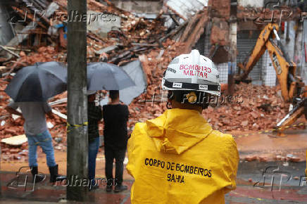 Casas desabam devido  chuva em Salvador