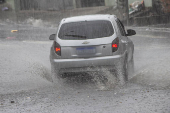 Pancada de chuva causa pontos de alagamentos em SP