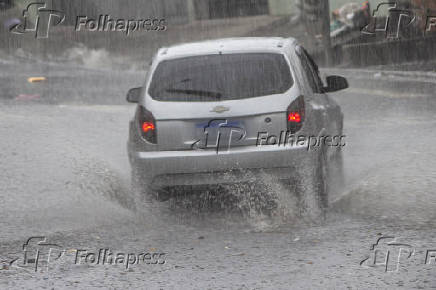 Pancada de chuva causa pontos de alagamentos em SP