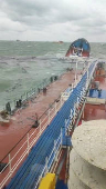 Oil spills from damaged tanker into the Kerch Strait