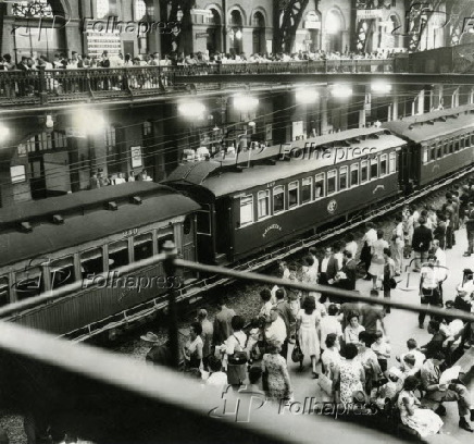 Trem na estao da Luz, em So Paulo (1965)