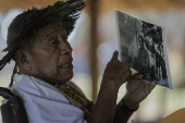 O indgena Canisio Kayabi, mostra foto antiga tirada de cacique de sua etnia 