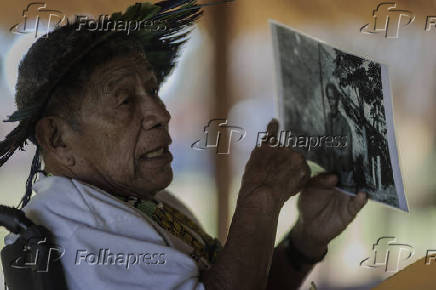 O indgena Canisio Kayabi, mostra foto antiga tirada de cacique de sua etnia 
