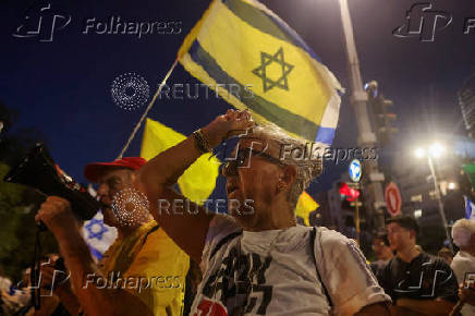 People attend a protest against the government and to show support for the hostages who were kidnapped during the deadly October 7 attack, in Tel Aviv