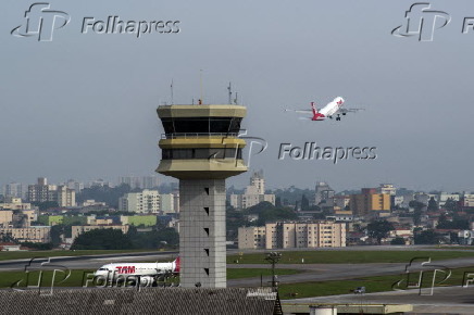 Torre de controle no aeroporto de Congonhas (SP)