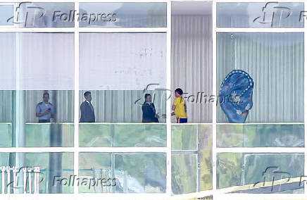 Jair Bolsonaro cumprimenta o vice Hamilton Mouro depois de receber alta do hospital