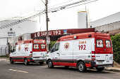 Ambulncia estacionada na frente de um posto do Samu em Marlia (SP)