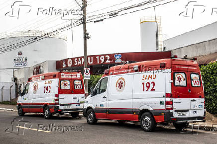 Ambulncia estacionada na frente de um posto do Samu em Marlia (SP)