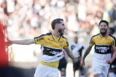 Felipe Mateus comemora seu gol durante a partida entre Vasco e Cricima