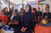 Crianas palestinas recebendo educao dentro de uma tenda escolar.