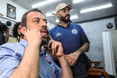 Boulos corta o cabelo em barbearia na Cidade Ademar