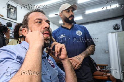 Boulos corta o cabelo em barbearia na Cidade Ademar