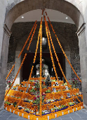 Montan altar de Da de Muertos dedicado a mujeres en el Palacio Nacional de Ciudad de Mxico