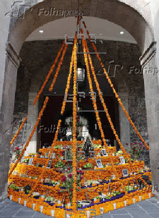 Montan altar de Da de Muertos dedicado a mujeres en el Palacio Nacional de Ciudad de Mxico