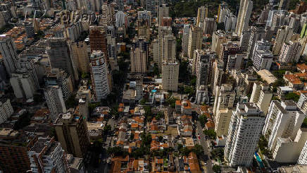 Vista area do quadriltero de casas e prdios baixos das Vilas do Sol, no bairro de Pinheiros, em So Paulo