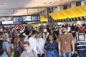 Movimentao intensa de passageiros  no saguo do Aeroporto de Congonhas