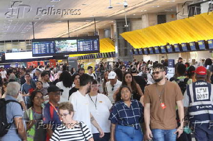 Movimentao intensa de passageiros  no saguo do Aeroporto de Congonhas