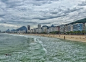 Primeiro dia de vero com com poucos banhistas na praia de Copacabana