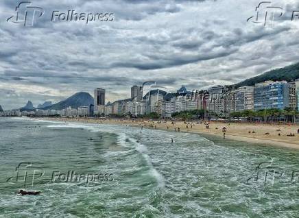 Primeiro dia de vero com com poucos banhistas na praia de Copacabana