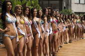 Desfile de candidatas ao Miss Brasil 2015