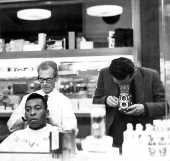 1963Pel cortando o cabelo, em 1963.
