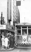 1966Ponto de bonde na avenida