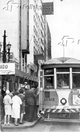 1966Ponto de bonde na avenida