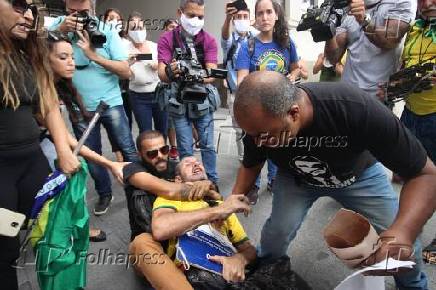 Manifestantes pr-Daniel Silveira agridem homem