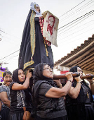 Indgenas Zapotecas participan en la procesin del Santo Entierro en Oaxaca