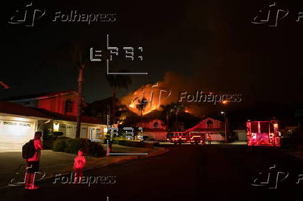 Firefighters battle 'Airport Fire' wildfire in California