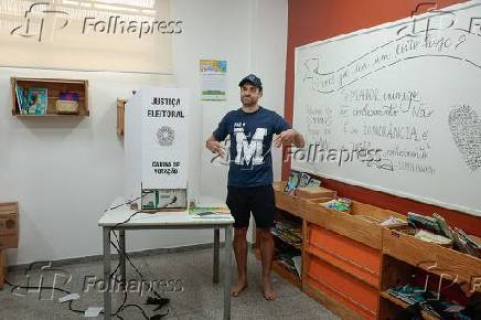 Maral chega descalo para votar em colgio na zona sul de SP