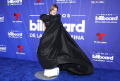 El negro y los diseos clsicos intervenidos dominaron la alfombra de los Latin Billboards