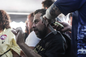 Boulos corta o cabelo em barbearia na Cidade Ademar