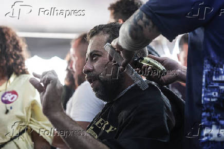 Boulos corta o cabelo em barbearia na Cidade Ademar