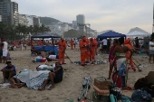 Limpeza da praia copacabana pela comlurb